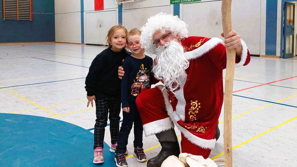 Der Nikolaus besucht das Zweifelderball-Turnier von Kinder- und Jugendwehren aus der Stadt Thale.