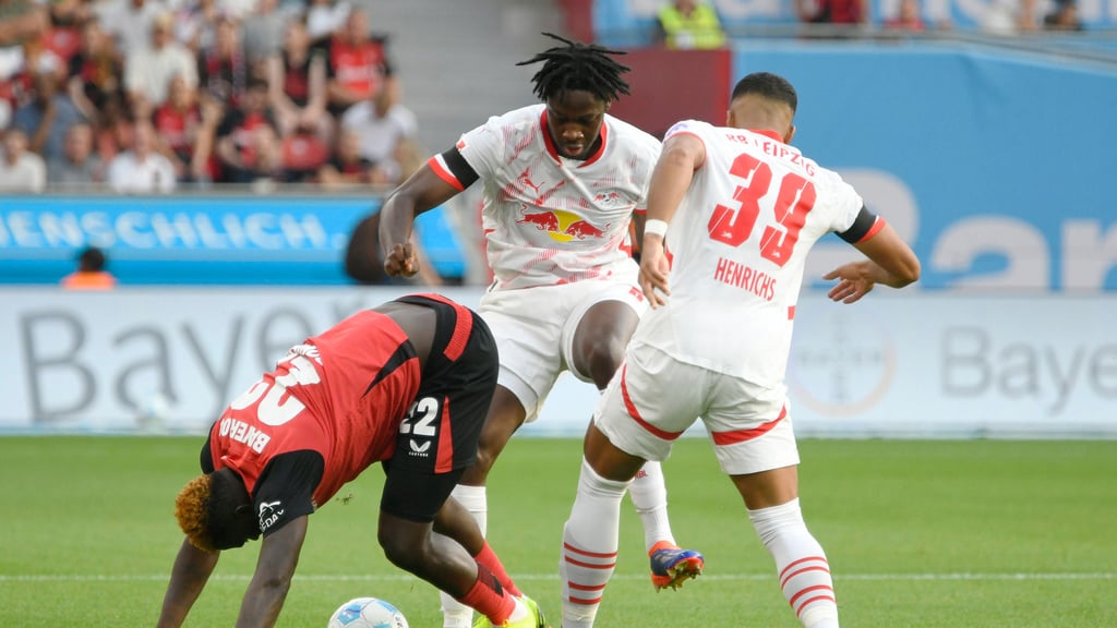 El Chadaille Bitshiabu (Mitte) und Benjamin Henrichs (r.) im Bundesligaspiel gegen Bayer Leverkusen vergangene Saison.