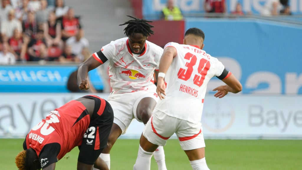 El Chadaille Bitshiabu (Mitte) und Benjamin Henrichs (r.) im Bundesligaspiel gegen Bayer Leverkusen vergangene Saison.