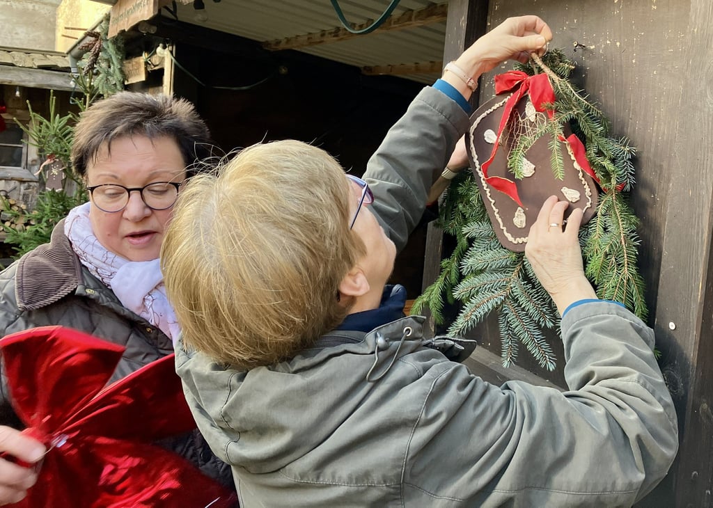 Karola Roßbach (r.) und Christine Bischof vom Förderkreis Konradsburg schmücken die Hütten in der Nordscheune.