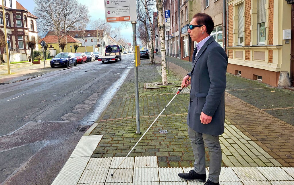 Ein Beispiel für die Verringerung von Barrieren und für praktische Inklusion sind Blindenleitstreifen, wie Frank Brehmer hier demonstriert. Er ist Vorsitzender der Inklusionsnetzwerkes in Schönebeck.