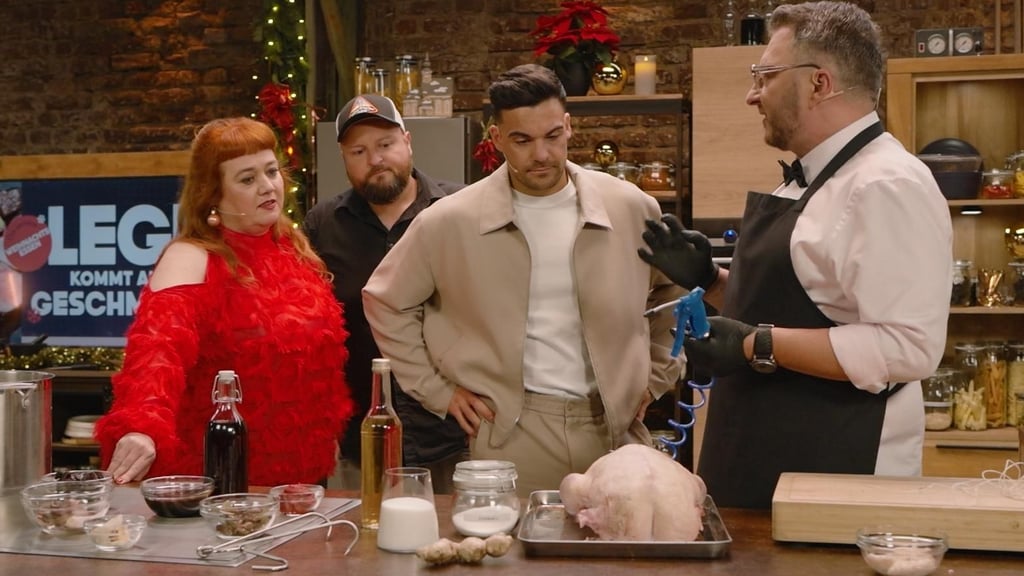In seiner Vox-Sendung "Lege kommt auf den Geschmack" zeigte Fernseh-Koch Sebastian Lege (r.) Food-Bloggerin Missy von der Mark, Grill-Experte Freddi Wußler und Food-Influencer Stefano Zarrella (v.l.), wie er eine Gans für Weihnachten zubereitet.