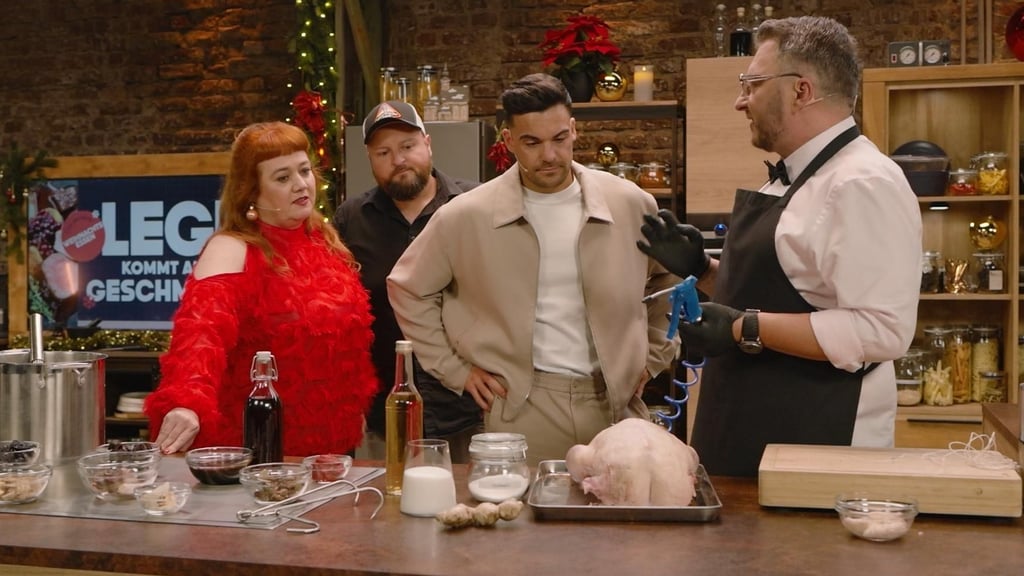 In seiner Vox-Sendung "Lege kommt auf den Geschmack" zeigte Fernseh-Koch Sebastian Lege (r.) Food-Bloggerin Missy von der Mark, Grill-Experte Freddi Wußler und Food-Influencer Stefano Zarrella (v.l.), wie er eine Gans für Weihnachten zubereitet.