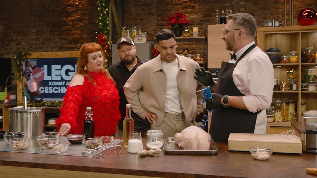 In seiner Vox-Sendung "Lege kommt auf den Geschmack" zeigte Fernseh-Koch Sebastian Lege (r.) Food-Bloggerin Missy von der Mark, Grill-Experte Freddi Wußler und Food-Influencer Stefano Zarrella (v.l.), wie er eine Gans für Weihnachten zubereitet.