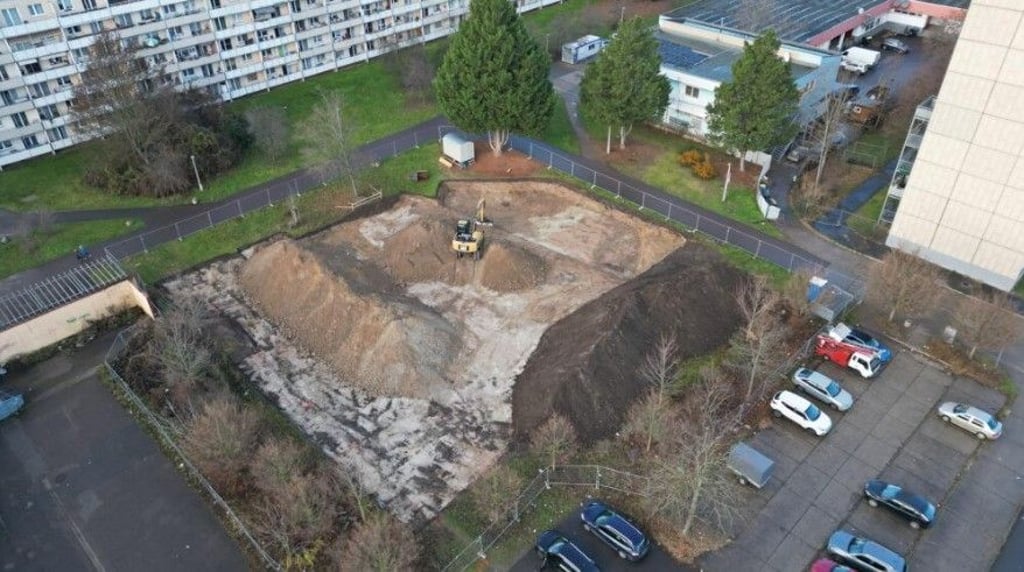 Das ist die Baugrube für das neue Islamische Kulturcenter in Neustadt aus der Vogelperspektive.