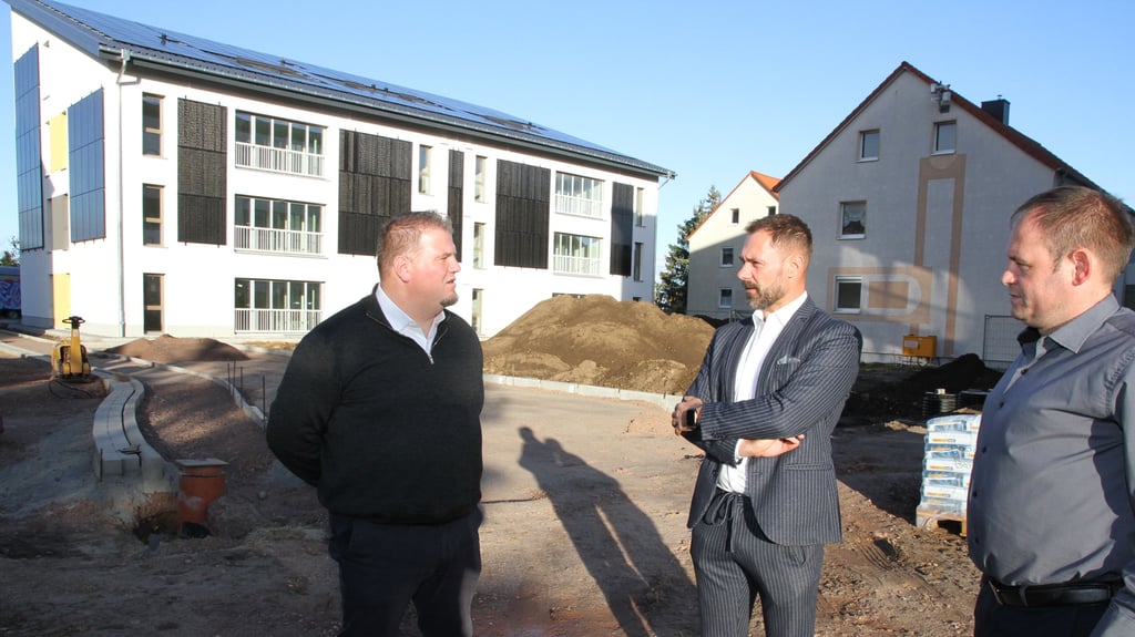 Bürgermeister Frank Nase (links) und Ortsbürgermeister Christopher Schult (rechts) konnten das neue Wohnbauprojekt der AWG-Wolmirstedt in Barleben gemeinsam mit dem Geschäftsführer Steffen Mairose besichtigen.