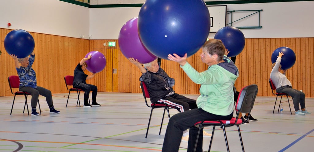 Gunda Schuck und ihre Seniorensportgruppe vom SV Bode 90 Löderburg nutzen die sanierte Sporthalle in ihrem Ort wieder fleißig, hätten auch noch einige Sportgeräte frei.