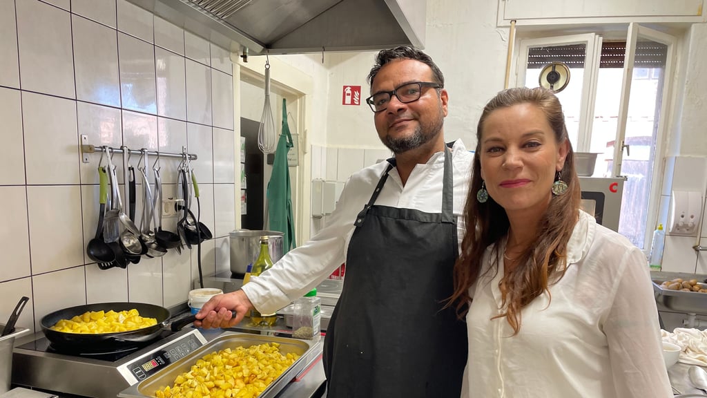 Gaststätten-Inhaberin Marlett Heinemann und Koch Christian Laaß in der Küche. Heinemann glaubt nicht an die versprochene Mehrwertsteuersenkung. Ob sie die Ersparnis an die Kunden weitergeben würde, kann sie noch nicht sagen.&nbsp;