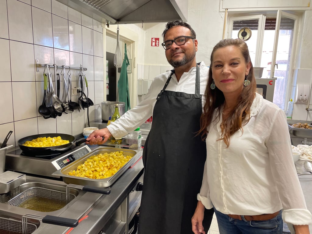 Gaststätten-Inhaberin Marlett Heinemann und Koch Christian Laaß in der Küche. 