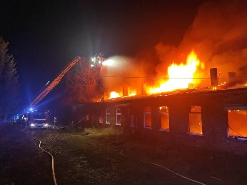 70 Feuerwehrleute hatten stundenlang zu tun, um das Feuer unter Kontrolle zu bringen. 