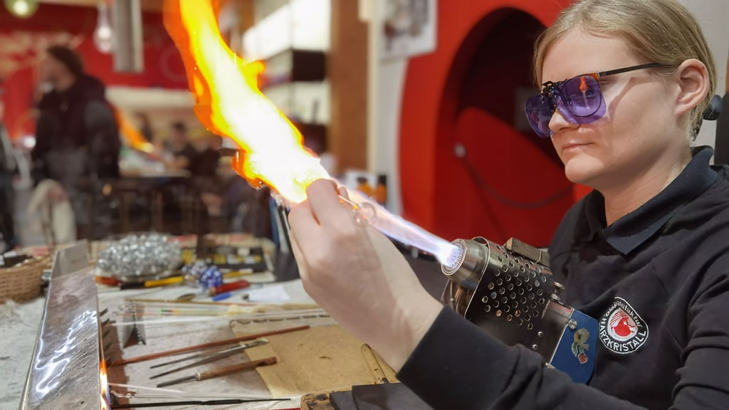 Glasbläserin Miriam Hertel in der Schauwerkstatt der Glasmanufaktur „Harzkristall“ in Derenburg. Ihr können alle Interessierten dort bei ihrem filigranen Handwerk zuschauen.