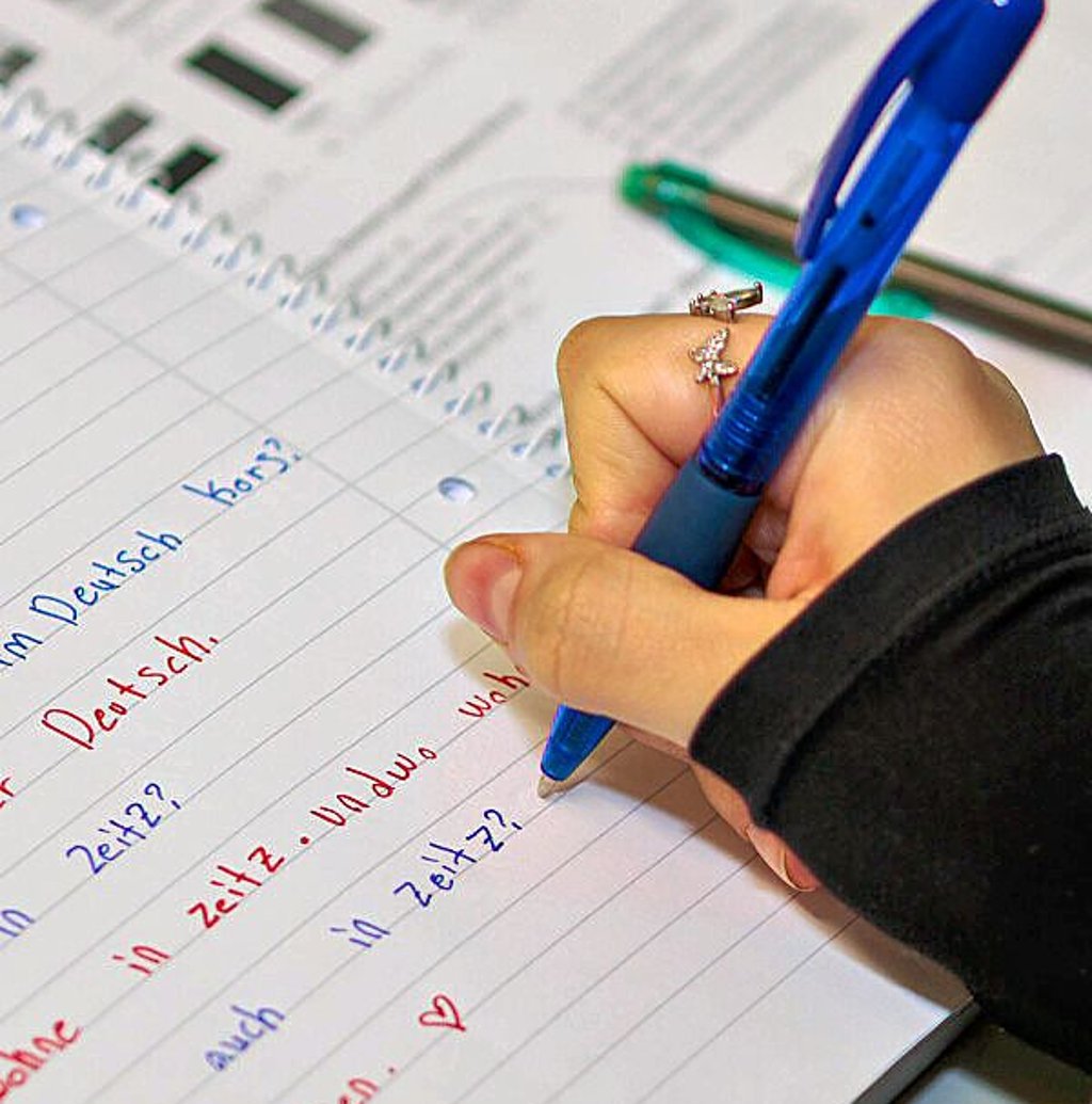 Schreiben und Lesen gehört zum Integrationskurs.