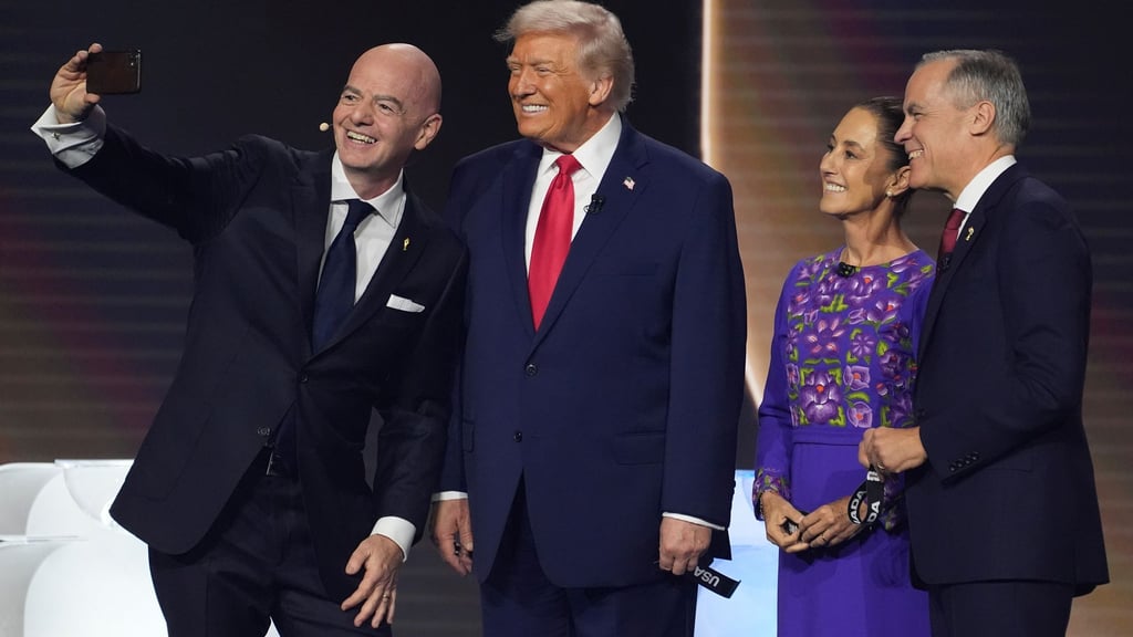 FIFA-Präsident Gianni Infantino (l-r) macht ein Selfie mit US-Präsident Donald Trump, der mexikanischen Präsidentin Claudia Sheinbaum und dem kanadischen Premierminister Mark Carney.