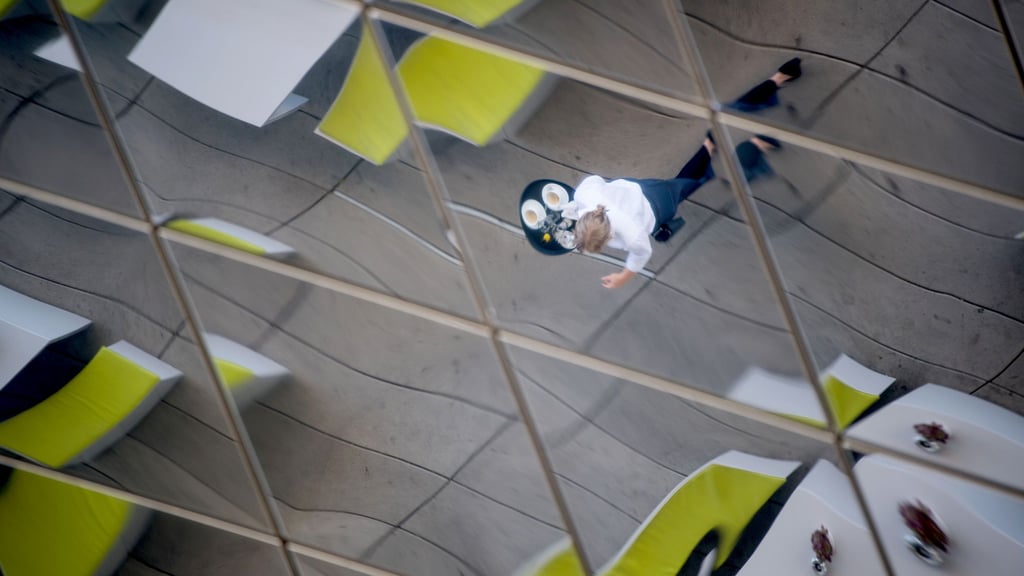 Ab Januar 2026 steigt der Mindestlohn auf 13,90 Euro pro Stunde, wodurch die Verdienstgrenze für Minijobs auf 603 Euro im Monat angehoben wird.