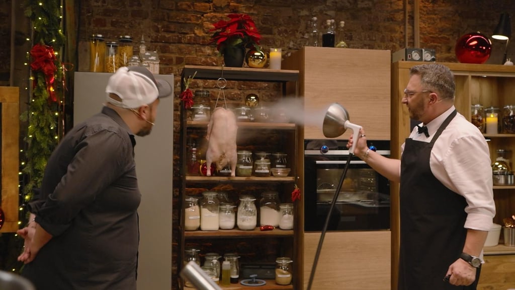 Um den Prozess zu beschleunigen, kühlt Lege die Gans per Hand ab.