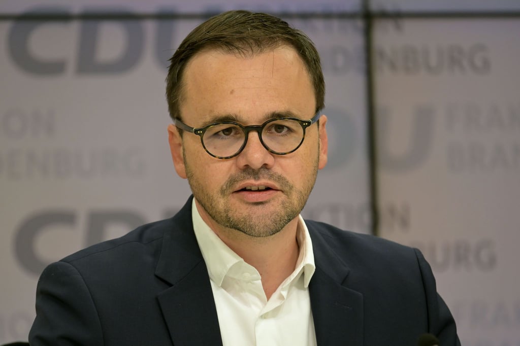 Der CDU-Fraktionschef im Landtag von Brandenburg, Jan Redmann, beklagt, dass verbindliche Vorgaben für eine monatliche Meldepflicht für abgelehnte Asylbewerber fehlen. (Archivbild)