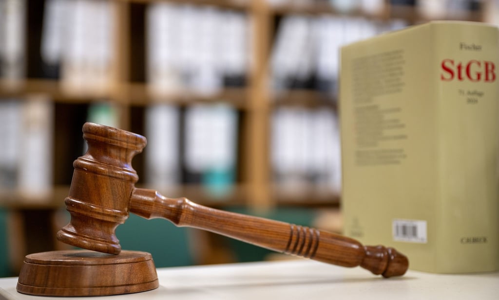 Ein Berufsverbot hielt das Gericht trotz der Schwere des Falls nicht für erforderlich, dem Beamten drohen jedoch disziplinarrechtliche Konsequenzen. (Symbolbild)