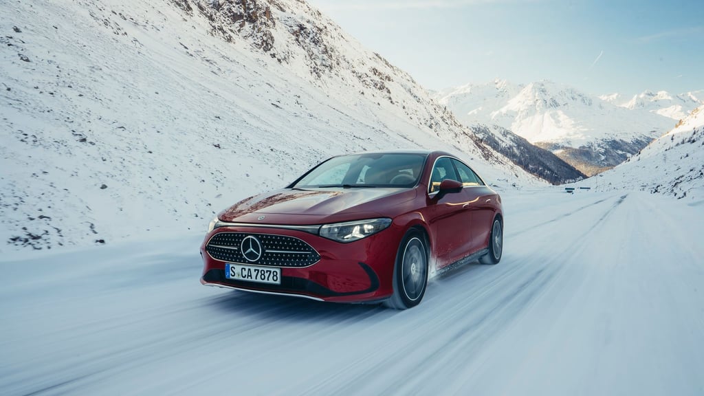 Frisch wie Neuschnee: Der Mercedes CLA ist künftig auch als Hybrid erhältlich und kombiniert seine E-Maschine mit einem Benzinmotor.
