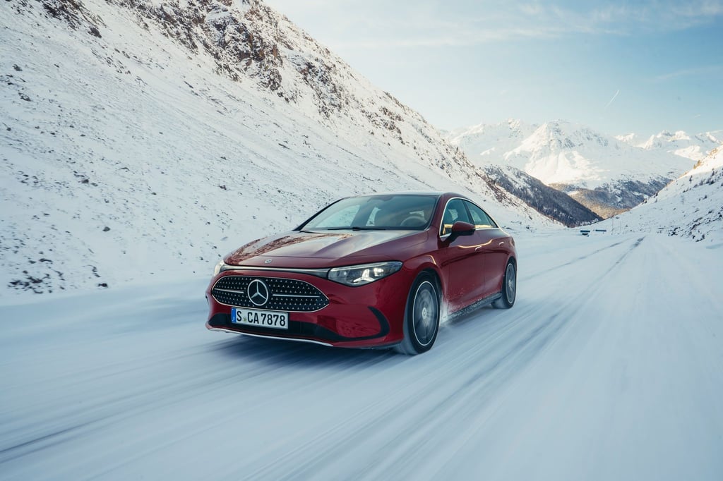 Frisch wie Neuschnee: Der Mercedes CLA ist künftig auch als Hybrid erhältlich und kombiniert seine E-Maschine mit einem Benzinmotor.