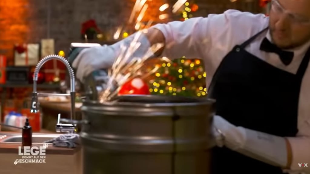 Mit einer Flex sägte sich Sebastian Lege den zuvor extra angefertigten Peking-Enten-Topf zurecht.