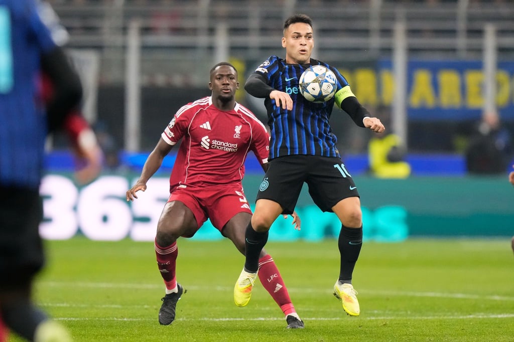Inters Lautaro Martinez im Zweikampf mit Liverpools Ibrahima Konate
