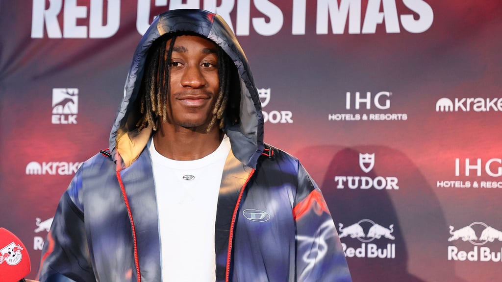 Yan Diomande wählt für seine erste Weihnachtsfeier bei RB Leipzig ein eher ungewöhnliches Outfit.