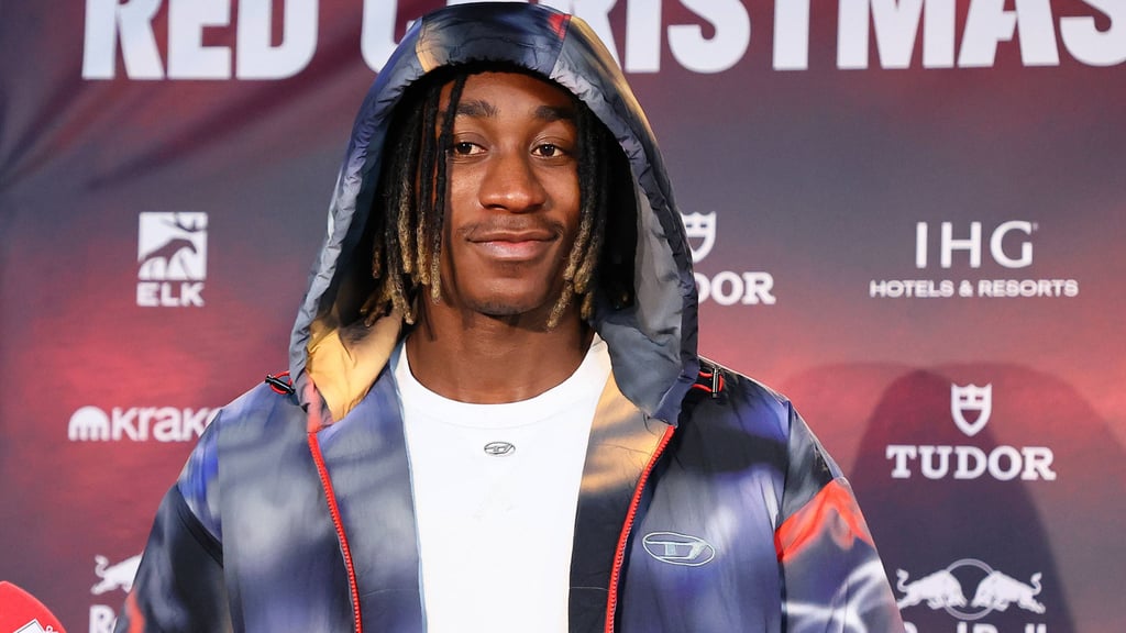 Yan Diomande wählt für seine erste Weihnachtsfeier bei RB Leipzig ein eher ungewöhnliches Outfit.