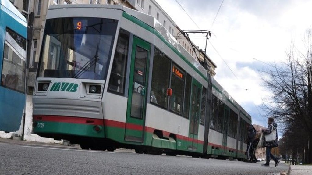 Eine Straßenbahn  der MVB-Linie 9 hält in Magdeburg an der Haltestelle Leipziger Straße.