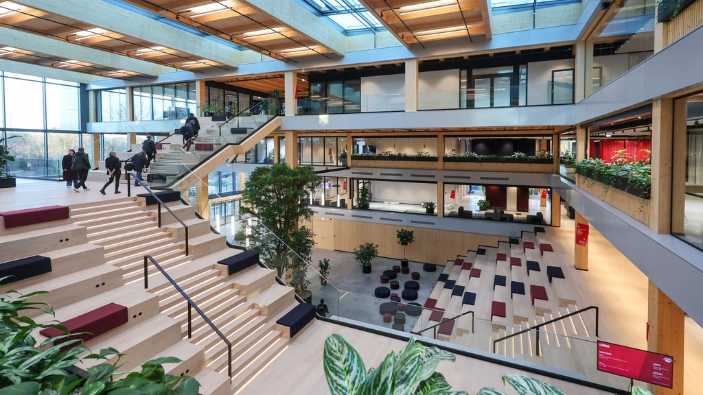 Im offenen Foyer der neuen Geschäftsstelle von RB Leipzig wird die Eröffnung stattfinden.