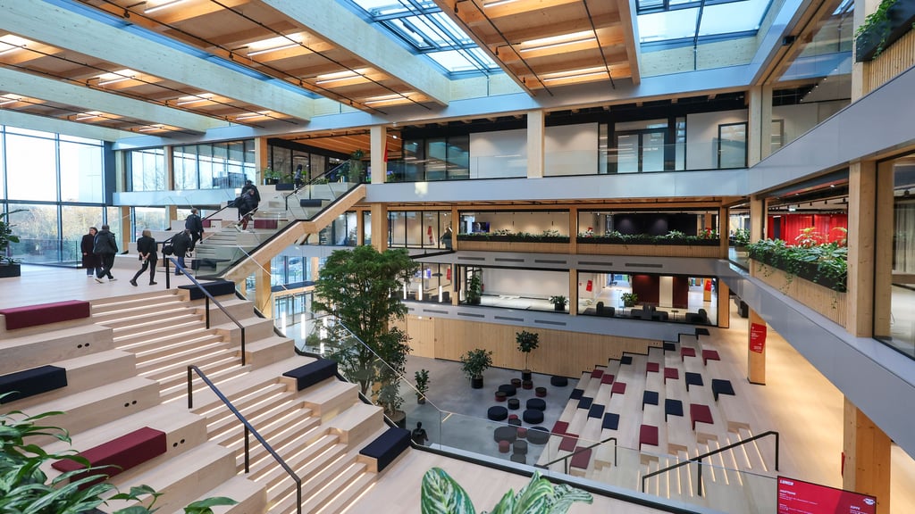 Im offenen Foyer der neuen Geschäftsstelle von RB Leipzig wird die Eröffnung stattfinden.