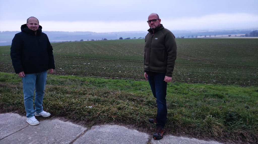 David Kawitzke und Olaf Chrost (v. l.) vor der noch unverbauten Aussicht vom Plattenweg zwischen Rhoden und Osterode aus ins benachbarte Hornburg.