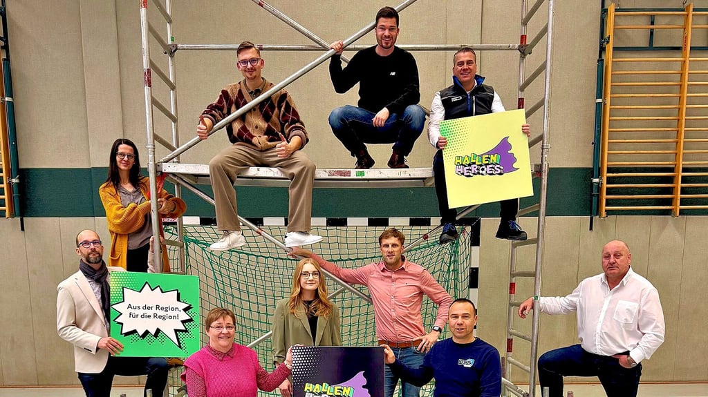 Wunschmotiv der Veranstalter: Julian Siebert (obere Reihe links) und  Paul Pflug  (daneben) präsentieren sich mit Vertretern  verschiedener  Firmen aus zwei Bundesländern.