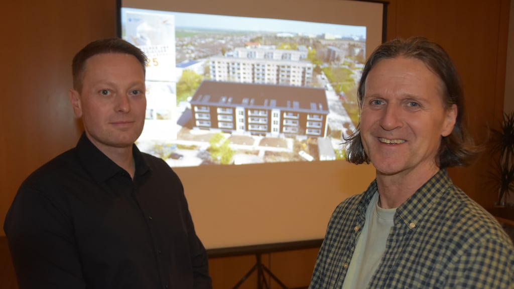 Privatinvestor Daniel Ebeling (l.) und Planer Timo Leukefeld stellen im Goldenen Löwen in Calvörde ihr Konzept für den Umbau des leerstehenden Plattenbaus im Flechtinger Ortsteil Bahnhof vor. Auf der Leinwand im Hintergrund ist ein bereits verwirklichtes Wohnprojekt in Aschersleben zu sehen.