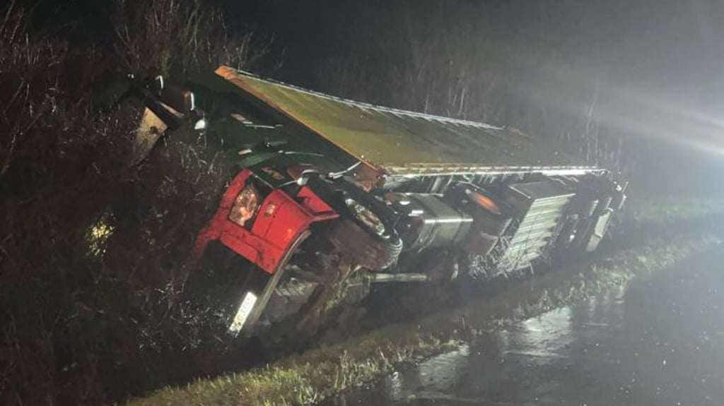 Auf der A2 bei Ostingersleben ist ein Lkw von der Fahrbahn abgekommen.