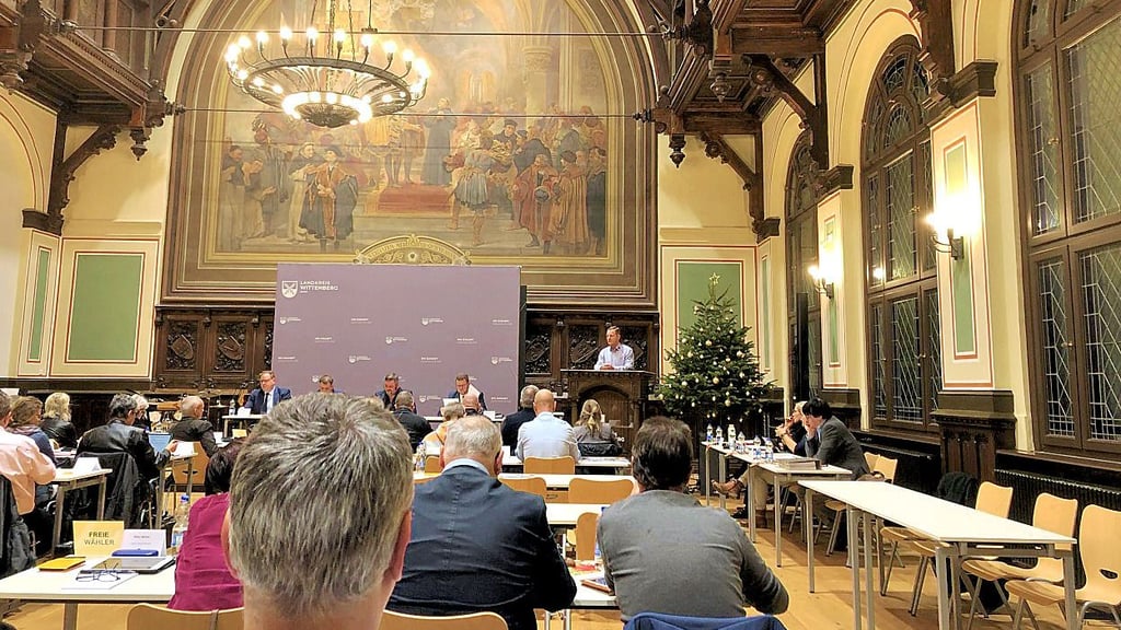 In der Aula des Hauses Melanchthon hat der Kreistag am Montagabend den Haushalt für 2026 debattiert.