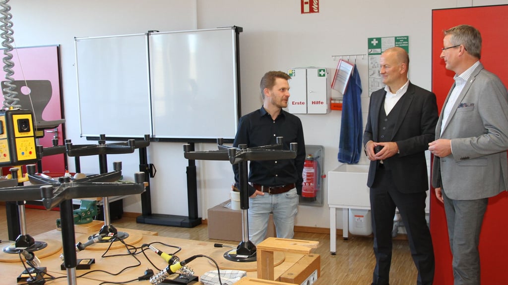 Der Barleber Schulleiter Nils Töpfer (links) führt seinen Kollegen Hans Brügmann (Mitte) und Bürgermeister Rolf Claußen aus Wittmund durch die Räumlichkeiten der Gemeinschaftsschule Barleben, um Eckpunkte für eine Kooperation zu erörtern.