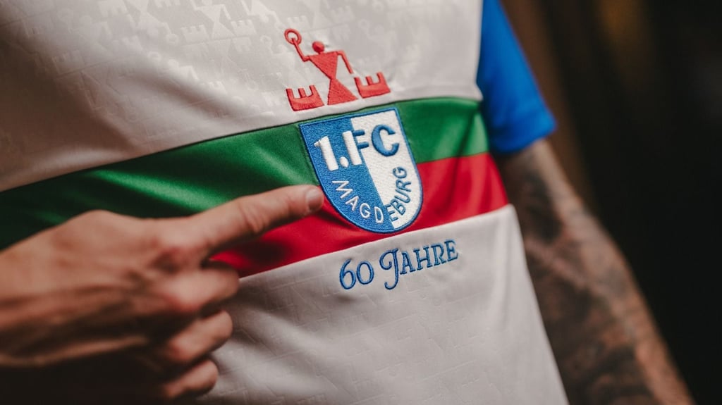Mit diesem Sondertrikot wird der 1. FC Magdeburg am Samstag gegen Holstein Kiel auflaufen. Anlass ist der 60. Vereinsgeburtstag des FCM.