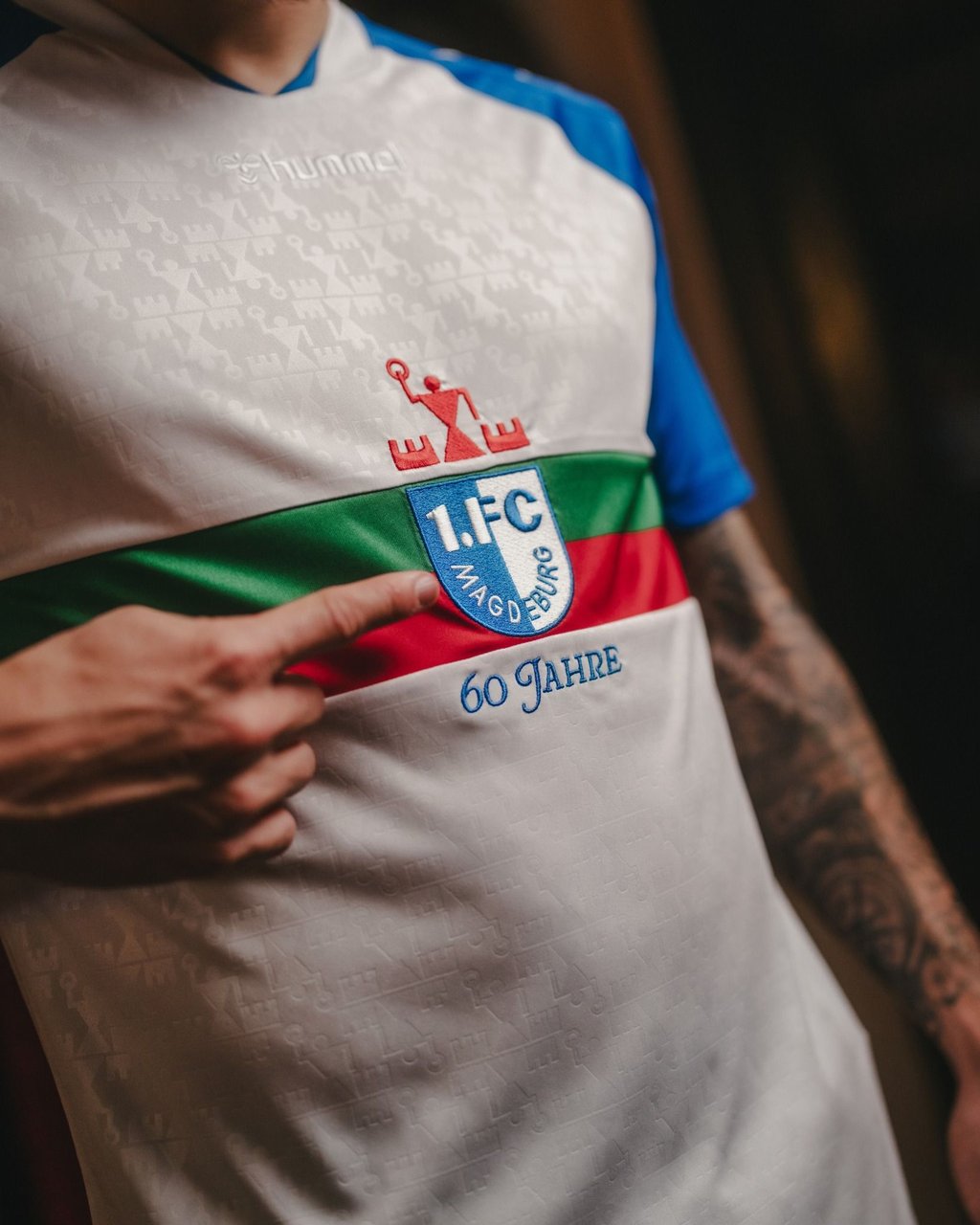 Mit diesem Sondertrikot wird der 1. FC Magdeburg am Samstag gegen Holstein Kiel auflaufen. Anlass ist der 60. Vereinsgeburtstag des FCM.