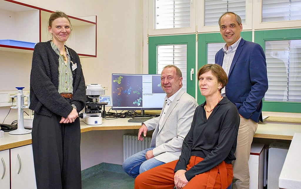 Setzen auf ein neues Spezialsystem, mit dem in der Zytologie besonders detaillierte Ergebnisse mit deutlich weniger Untersuchungsmaterial möglich werden (v.l.n.r).: Juliane Nickel (Medizinische Technologin), Ralf Heine (Chefarzt der Medizinischen Klinik III), Antje Hölsken (Oberärztin am Institut für Pathologie), Sebastian Bhakdi (Gründer von X-Zell).