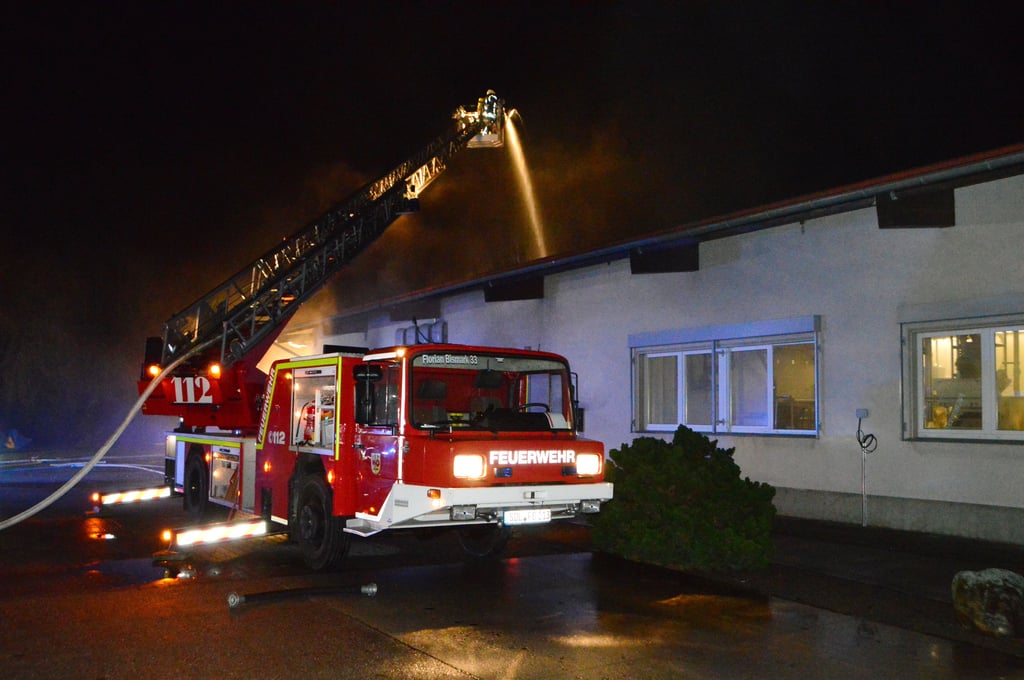 Beim Brand der Gewürzfabrik Steinicke in Bismark musste die Feuerwehr das Dach großflächig kühlen.