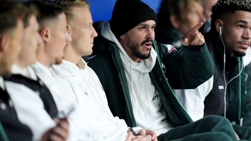 Leonardo Bittencourt sitzt beim Nord-Derby gegen den Hamburger SV auf der Bank.