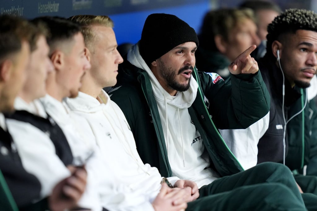 Leonardo Bittencourt sitzt beim Nord-Derby gegen den Hamburger SV auf der Bank.