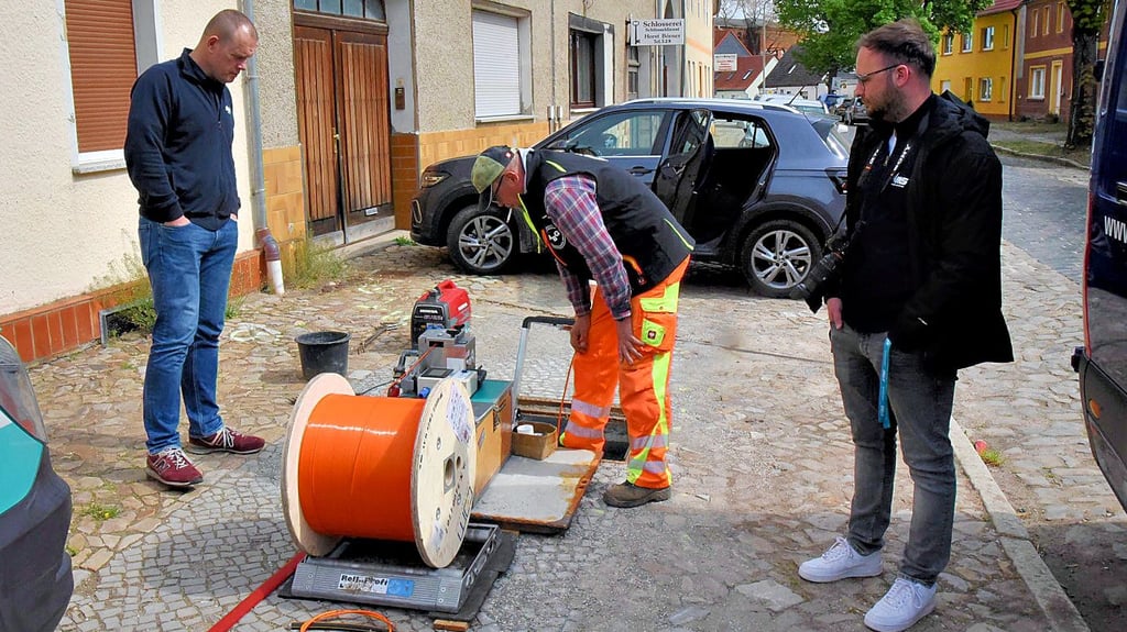 Glasfaserausbau in Barby: Im April wurden die orangen Kabel in der Schulzenstraße verlegt. Aktuell ist der Bereich am Marktplatz an der Reihe. 