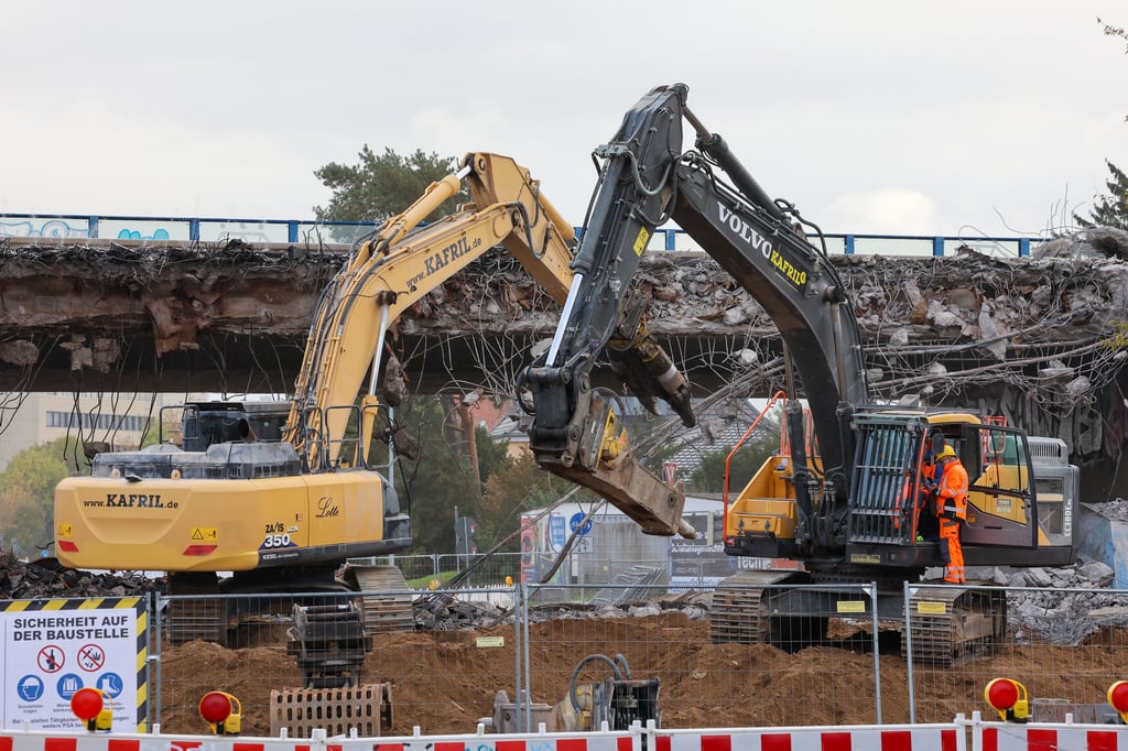 Abrissbagger an Ringbrücken in Magdeburg: Ein Bild, das 2025 an mehreren Stellen sichtbar war. Auch 2026 investiert die Stadt in die Bauwerke der Tangente.
