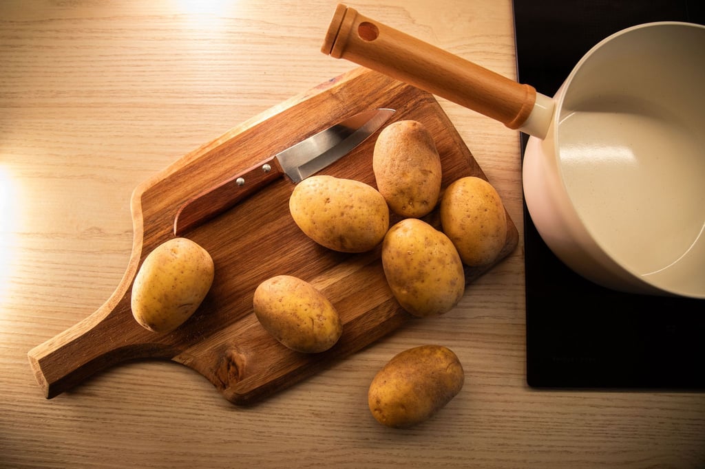 Kartoffeln schälen vor Heiligabend: Für viele gehört das dazu. Wie geht es schnell und einfach?