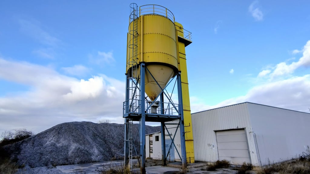 Auf dem ehemaligen Gelände der 2018 aufgelösten Firma Recycling technischer Gläser GmbH im Wernigeröder Ortsteil Reddeber lagern immer noch große Glasschutt-Halden.