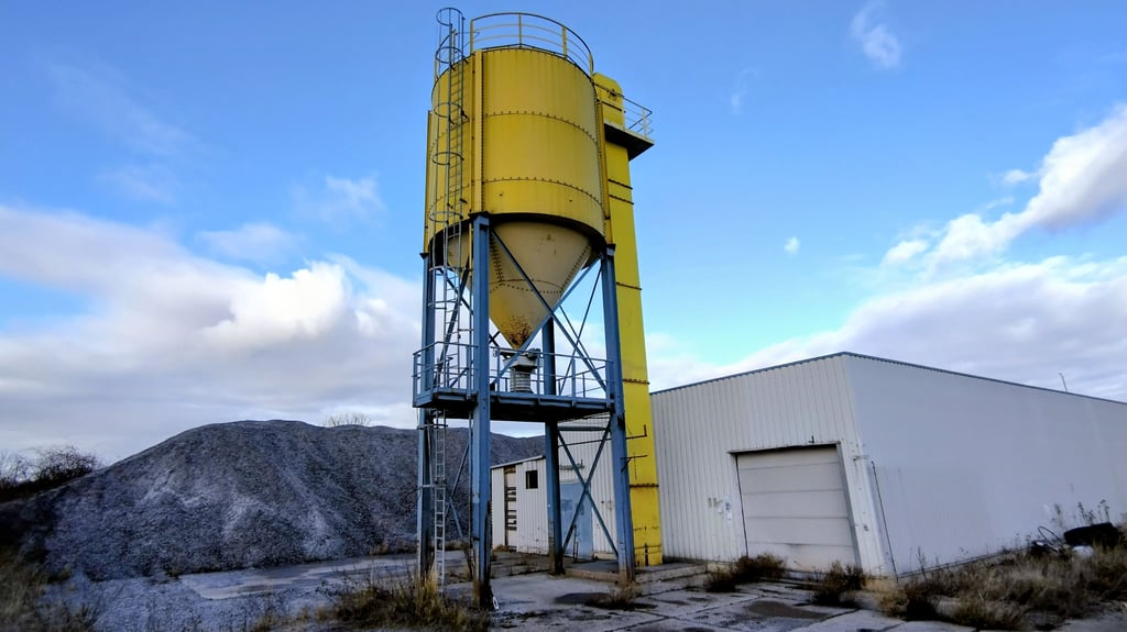 Auf dem ehemaligen Gelände der 2018 aufgelösten Firma Recycling technischer Gläser GmbH im Wernigeröder Ortsteil Reddeber lagern immer noch große Glasschutt-Halden.