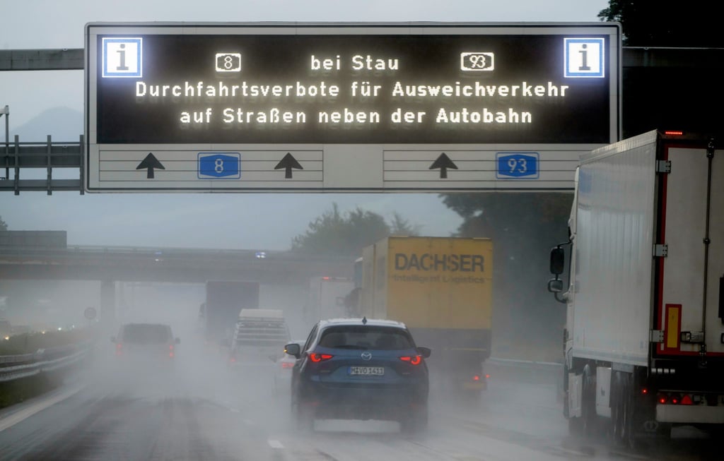 In Tirol gelten ab dem 20. Dezember wieder Fahrverbote auf Ausweichrouten: Auch in Bayern wurden an wichtigen Autobahnausfahrten Fahrverbote eingeführt, um den Ausweichverkehr in Richtung Salzburg und Kufstein zu unterbinden.