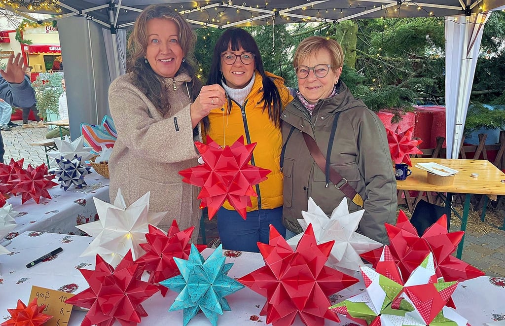 Die   Rotarier-Frauen verkauften am Sonntag selbst gefertigte Sterne, hier Heike Stuke, Kathrin Heier und Sieglinde Rösler (von links) 