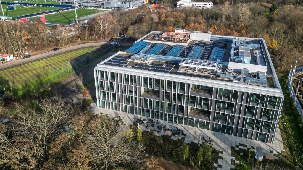 Der neue Glaspalast: Geschäftsstelle von RB Leipzig direkt neben dem Trainingsgelände am Cottaweg.